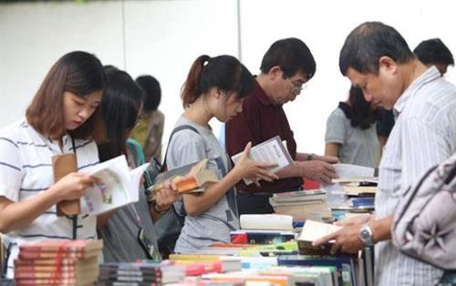 读者来河内旧书节感受历史文化气息
