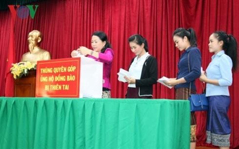 旅居老挝越南人社群为受灾群众捐款