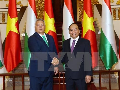 匈牙利总理奥尔班圆满结束对越南进行的正式访问