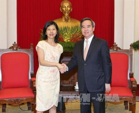 越共中央经济部长阮文平会见加拿大和法国驻越大使