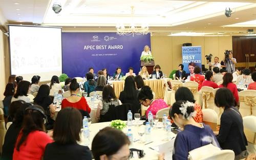 2017年“杰出女性中小企业奖”27日在越南承天顺化省顺化市亮相
