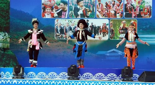 Liên hoan văn nghệ quần chúng và trình diễn trang phục nữ truyền thống dân tộc Dao