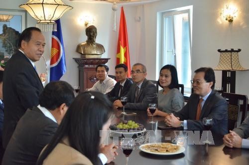 老挝常驻联合国日内瓦办事处代表祝贺越南国庆节