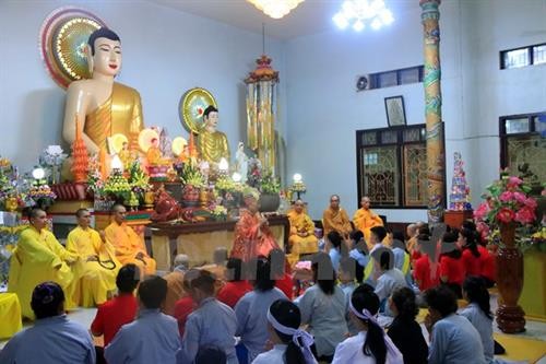 旅居老挝越南人举行活动 庆祝盂兰节 祈求国泰民安