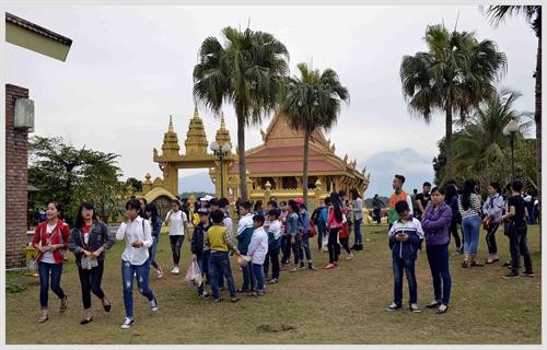 Khám phá văn hóa Khmer Nam Bộ tại Đồng Mô trong tháng 10