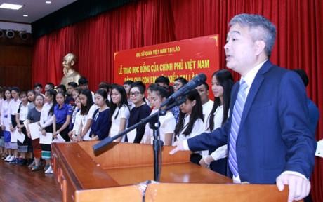 越老建交55周年：越南政府向旅老挝越侨儿女颁发奖学金