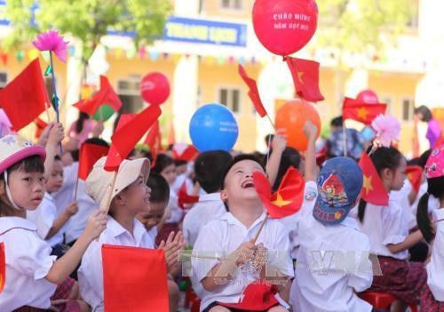 越南全国近2000万名学生和大学生进入2017—2018新学年