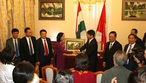 进一步加强越南共产党与匈牙利社会党的关系