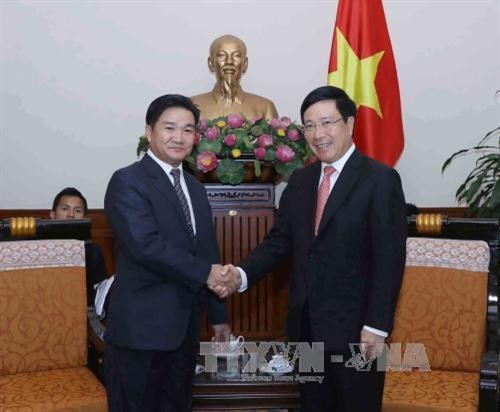 越南政府副总理兼外交部长范平明会见老挝人民革命青年团高级代表团