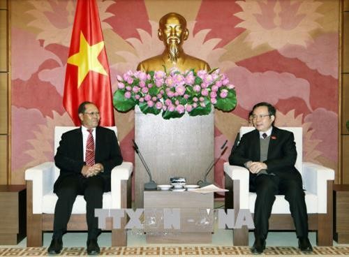 越南国会副主席冯国显会见老挝国会经济、技术和环境委员会主任