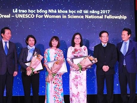 越南五名出色女科学家荣获2017年度欧莱雅-联合国教科文组织的奖项