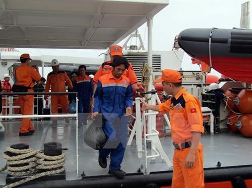 海上遇险的11名越南渔民获救