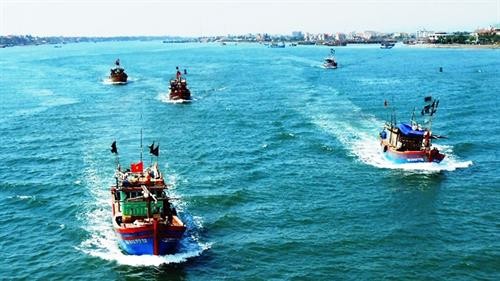 Ngư dân Quảng Bình kiên trì chờ thời tiết thuận lợi để các chuyến đi biển cuối năm hiệu quả cao