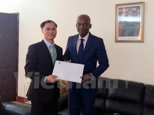 越南与多哥和乌干达加强合作关系