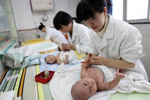 Tỷ lệ sinh tại Trung Quốc giảm mặc dù nới lỏng chính sách một con
