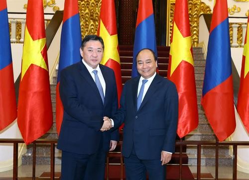 越南政府总理阮春福会见蒙古国家大呼拉尔主席米耶贡布·恩赫包勒德