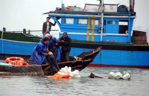 Cà Mau: Kịp thời cứu 6 ngư dân gặp nạn trên biển