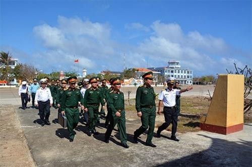 越共中央军委和国防部工作代表团看望慰问长沙岛和DK1海上高脚屋军民