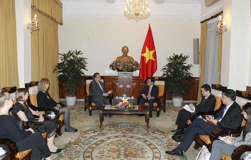 越南政府副总理兼外长范平明会见芬兰新任驻越大使卡里·卡希洛托