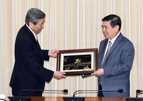 胡志明市领导会见日本自由民主党代理秘书长