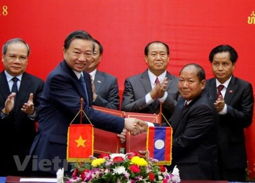 老挝领导高度评价越南公安部与老挝公安部部之间的合作成果