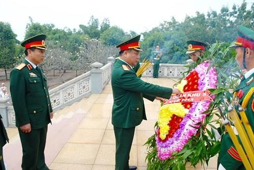 柬埔寨王家军高级军事代表团在越南加莱省德机县烈士陵园敬香
