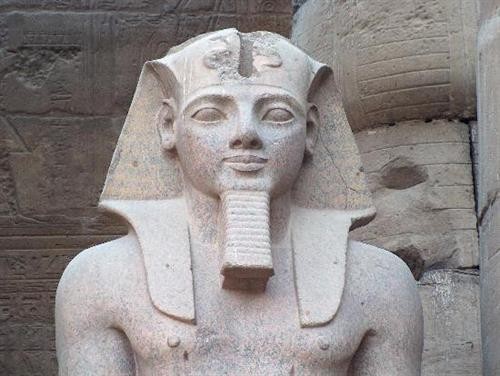 Tượng Pharaoh 3200 năm tuổi nặng 83 tấn được di dời tới 'nhà mới'