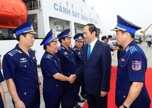 国家主席陈大光看望慰问越南海警司令部第三海区干部和战士