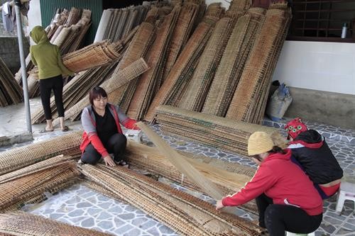 Làng nghề bánh đa nem Thạch Hưng rộn ràng vào vụ Tết 