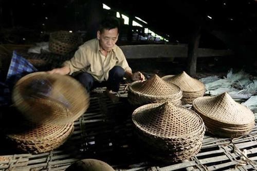 Độc đáo nghề đan nón lá của dân tộc Nùng