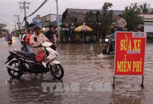 Điểm sửa xe miễn phí cho người dân qua khu vực bị ngập nước