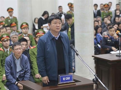 郑春青及其同案犯案件：22名被告人出庭受审