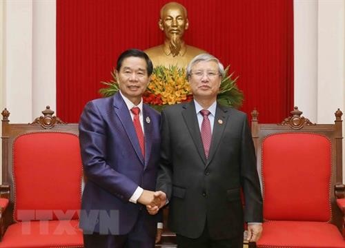 着力加强老挝首都万象与越南各地的合作