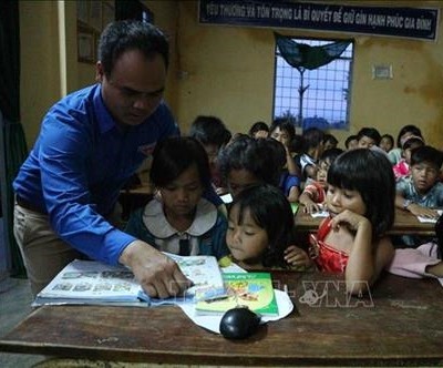 Lớp học tiếng Anh miễn phí của thầy K’Xiam Lo Minh ở buôn làng K’Ho