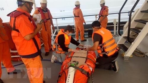 巴地头顿省：一名突发呼吸衰竭的游客获得越南航海搜寻救难协调中心的紧急救助