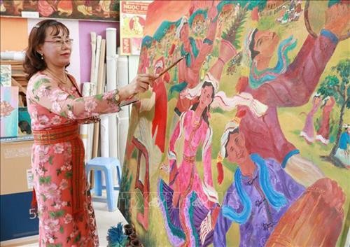 Nữ họa sĩ Chế Kim Trung “thổi hồn” văn hóa Chăm vào tranh vẽ