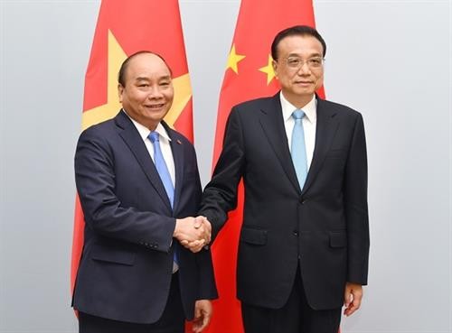 ASEM 12: 阮春福总理会见中国国务院总理李克强