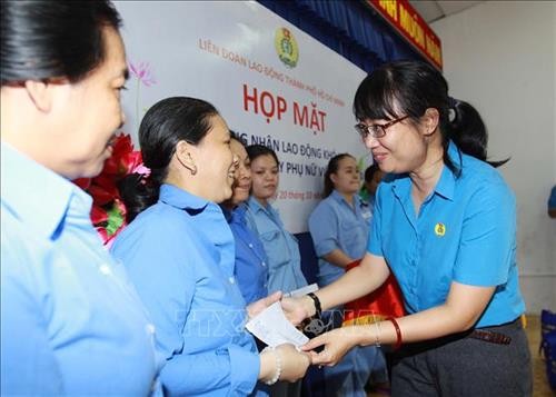 Thành phố Hồ Chí Minh: Họp mặt và tặng quà nữ công nhân lao động nghiệp đoàn dân lập