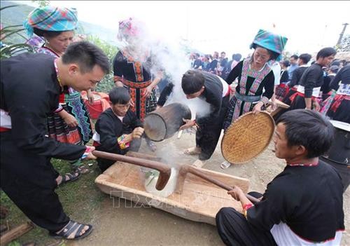 Đặc sắc lễ hội thi giã bánh giầy của đồng bào dân tộc Mông