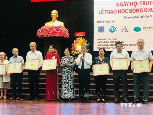 Thành phố Hồ Chí Minh trao học bổng khuyến tài cho hơn 500 sinh viên