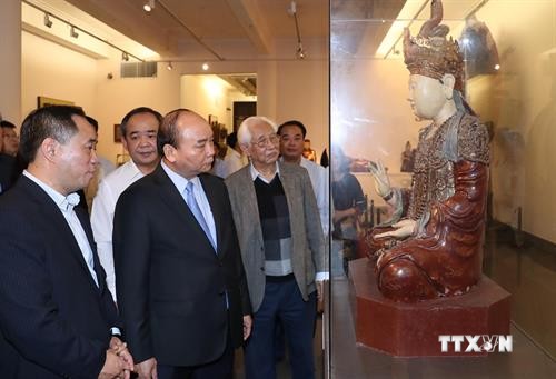 政府总理阮春福探访越南美术博物馆