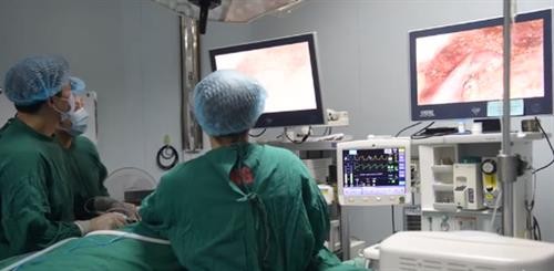 越南首次成功开展单孔腔镜甲状腺手术