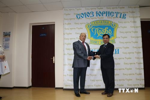 越南驻乌克兰大使荣获乌克兰国际律师协会的最高荣誉勋章