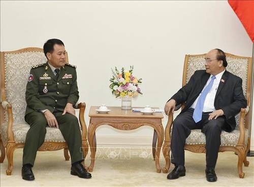 越南政府总理阮春福会见柬埔寨王家军队高级代表团