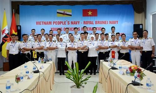 文莱海军舰艇访问越南 两国海军举行青年军官交流活动 