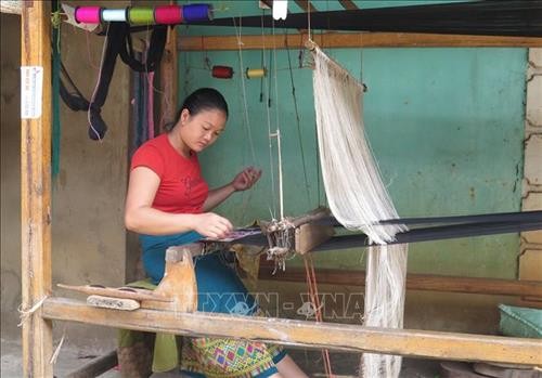 Đầu ra cho sản phẩm thổ cẩm truyền thống của đồng bào dân tộc Lào ở Điện Biên gặp khó khăn