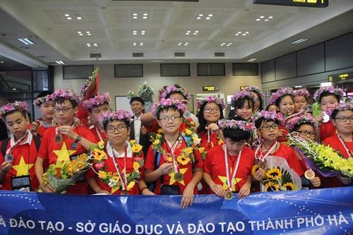 越南学生在国际数学和科学奥林匹克比赛拿下8金 创下新记录