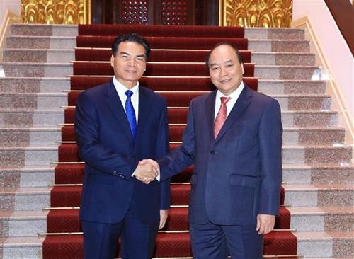 越南政府总理阮春福会见老挝总理府部长兼办公厅主任佩·蓬皮帕