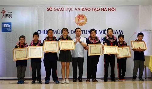 河内市表彰在2018年国际数学和科学奥林匹克比赛中获奖的学生