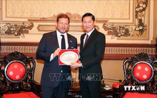 Lãnh đạo Thành phố Hồ Chí Minh tiếp Đặc phái viên Thương mại của Thủ tướng Anh